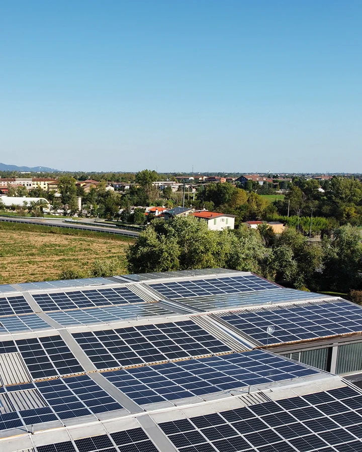 Panoramica dell'impianto fotovoltaico di Fondmetal dall'alto